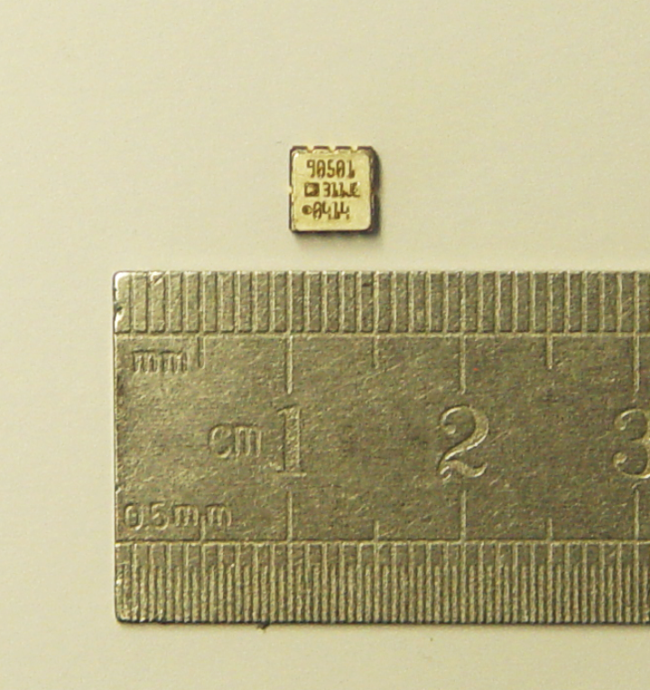 Abbildung 1: Größe der low-cost MEMS-Inertialsensoren im Vergleich mit einem Metermaß.
