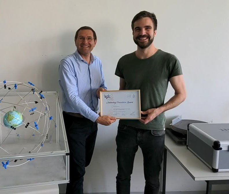 Hr. Sonnleitner mit Prof. Hobiger und seiner Urkunde